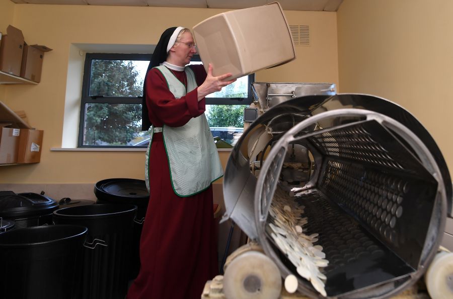 Las hermanas Petra Maria e Ivana del monasterio San Alfonso de Dublin preparan ostias para la visita del Papa Francisco a Irlanda prevista para este fin de semana