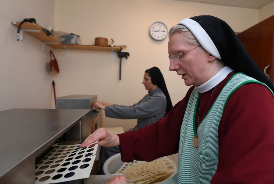 Las hermanas Petra Maria e Ivana del monasterio San Alfonso de Dublin preparan ostias para la visita del Papa Francisco a Irlanda prevista para este fin de semana