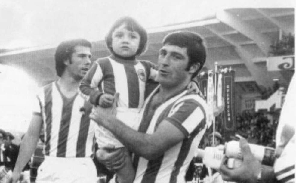 Gaztelu posa junto a su hijo Agustín, quien también militó en la Real Sociedad. 
