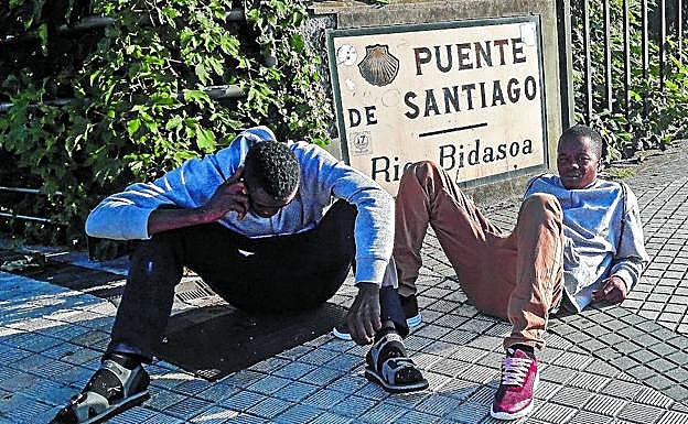Mousa, de Mali, a la derecha, junto a un compatriota con el que ayer intentó pasar la frontera dos veces sin suerte.
