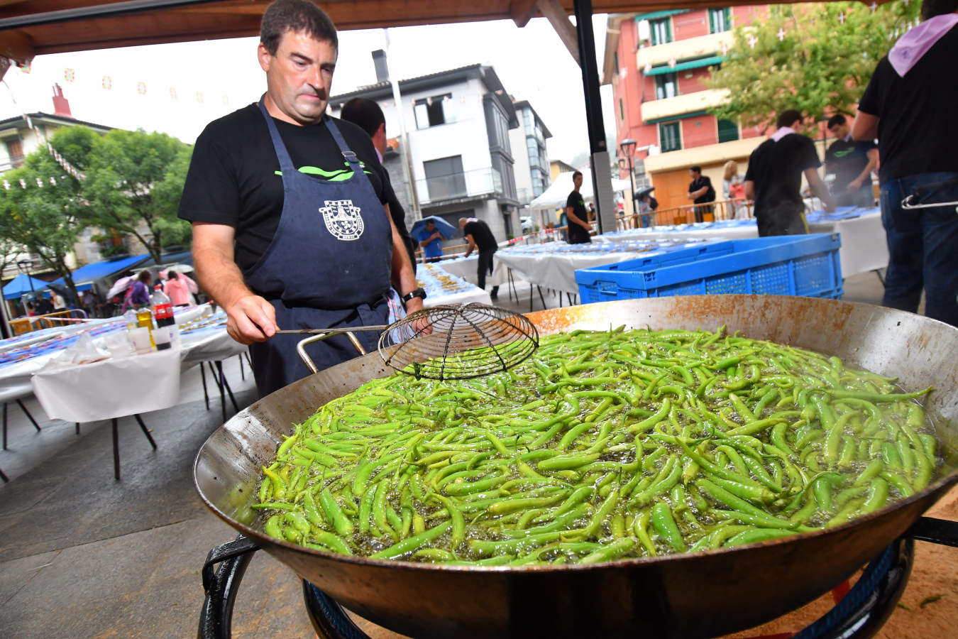 375 kg de tomate y casi 400 kg de piparra se dieron ayer a degustar en la cita más importante de los sanbartolomés