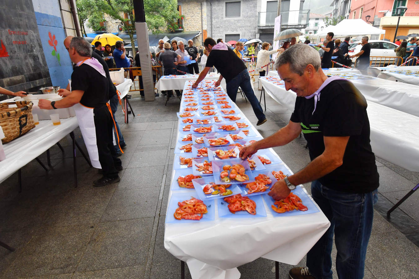 375 kg de tomate y casi 400 kg de piparra se dieron ayer a degustar en la cita más importante de los sanbartolomés