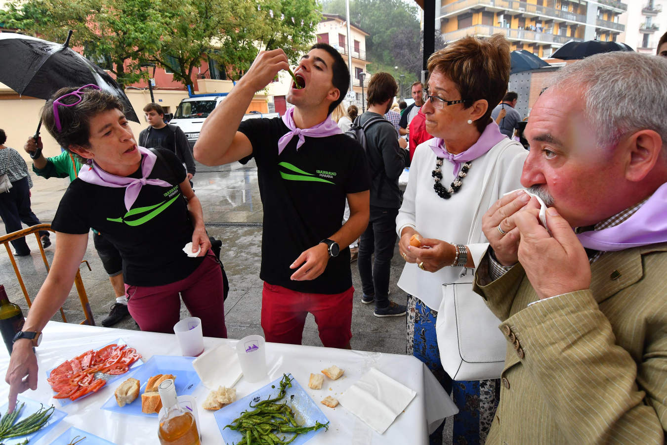 375 kg de tomate y casi 400 kg de piparra se dieron ayer a degustar en la cita más importante de los sanbartolomés