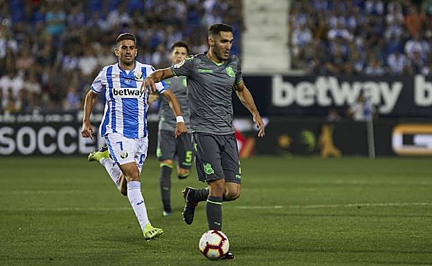 Zaldua conduce el balón, este viernes en Butarque 