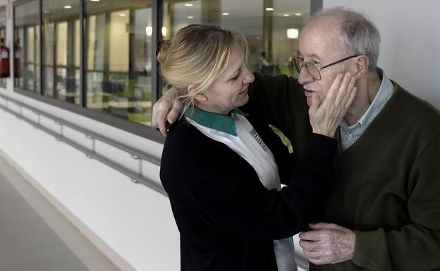 Una terapeuta atiende a una paciente con alzhéimer en Salamanca. 