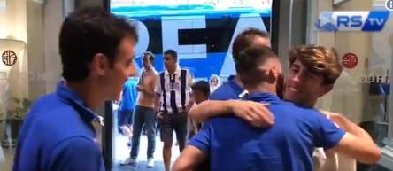 Odriozola saluda a Zaldua en presencia de Zurutuza y Pardo en el hotel de concentración de la Real Sociedad en Madrid.