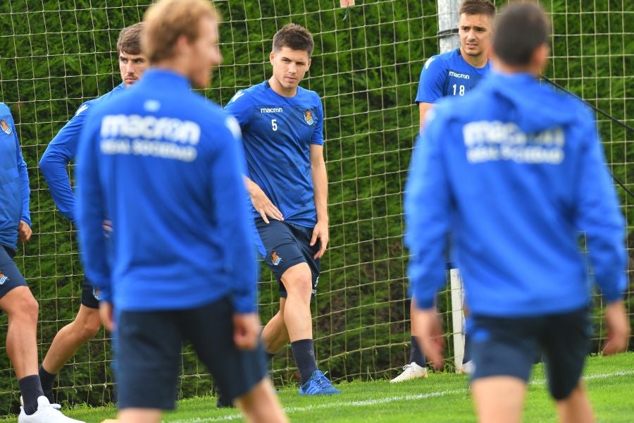 La plantilla de la Real, menos los lesionados y De La Bella, que está pendiente de solucionar su futuro, se ha entrenado en una sesión matutina en Zubieta.