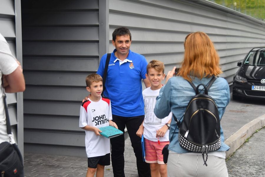 La plantilla de la Real, menos los lesionados y De La Bella, que está pendiente de solucionar su futuro, se ha entrenado en una sesión matutina en Zubieta.