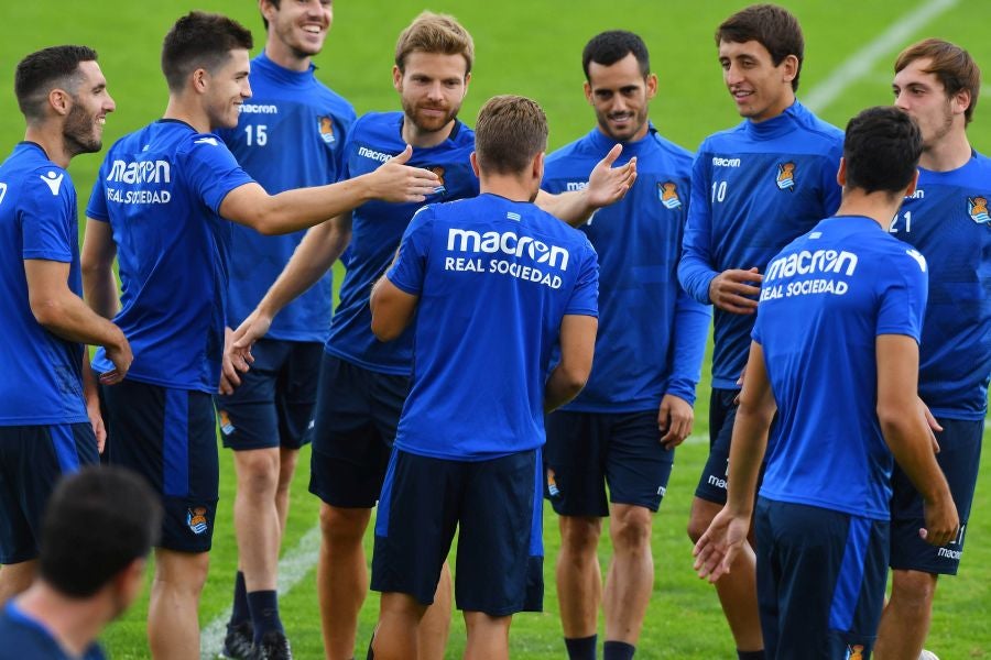 La plantilla de la Real, menos los lesionados y De La Bella, que está pendiente de solucionar su futuro, se ha entrenado en una sesión matutina en Zubieta.