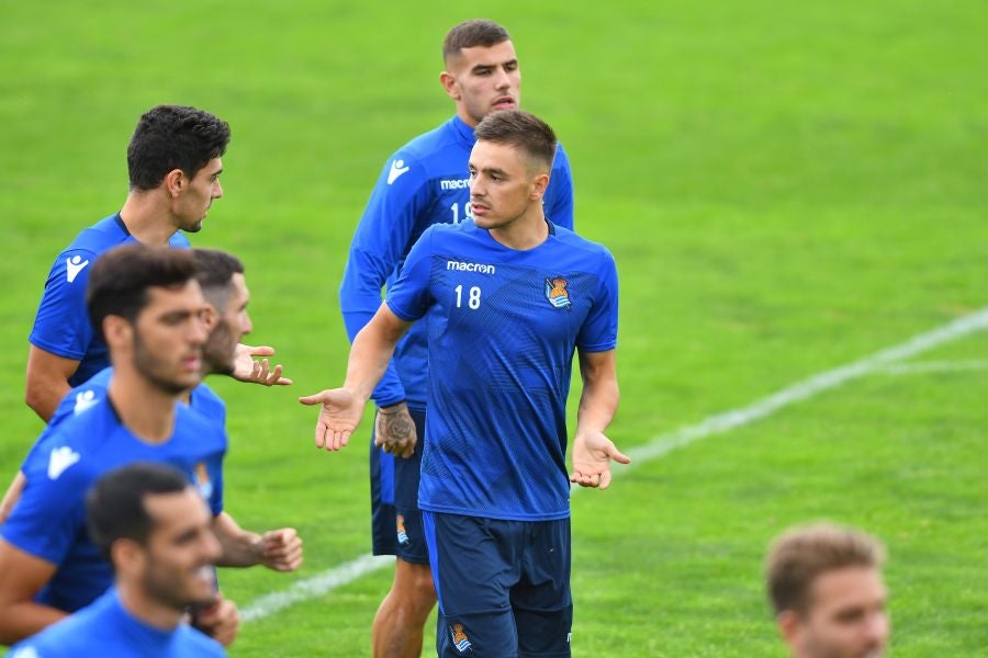 La plantilla de la Real, menos los lesionados y De La Bella, que está pendiente de solucionar su futuro, se ha entrenado en una sesión matutina en Zubieta.