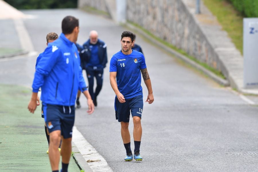 La plantilla de la Real, menos los lesionados y De La Bella, que está pendiente de solucionar su futuro, se ha entrenado en una sesión matutina en Zubieta.