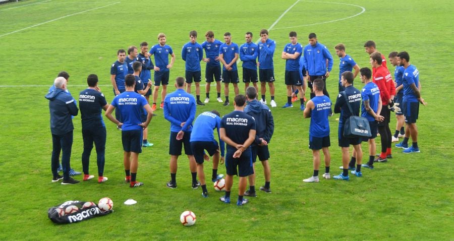 La plantilla de la Real, menos los lesionados y De La Bella, que está pendiente de solucionar su futuro, se ha entrenado en una sesión matutina en Zubieta.