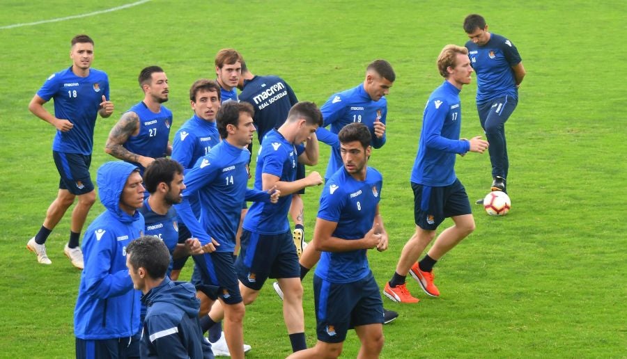 La plantilla de la Real, menos los lesionados y De La Bella, que está pendiente de solucionar su futuro, se ha entrenado en una sesión matutina en Zubieta.