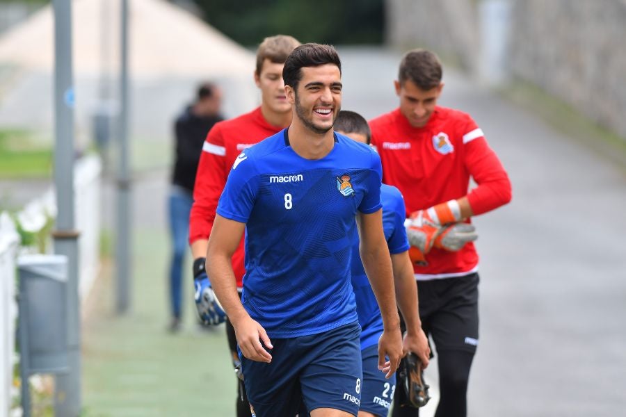 La plantilla de la Real, menos los lesionados y De La Bella, que está pendiente de solucionar su futuro, se ha entrenado en una sesión matutina en Zubieta.