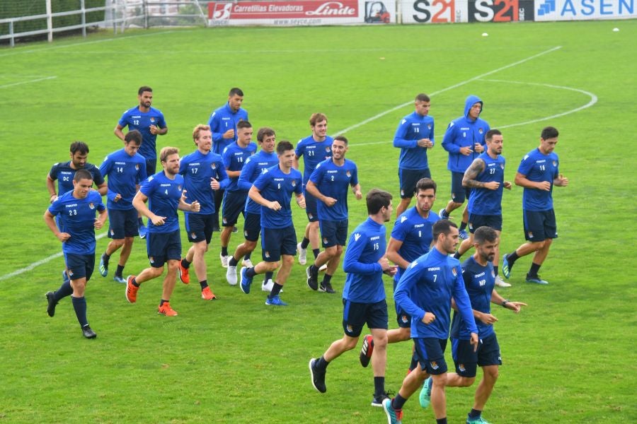 La plantilla de la Real, menos los lesionados y De La Bella, que está pendiente de solucionar su futuro, se ha entrenado en una sesión matutina en Zubieta.