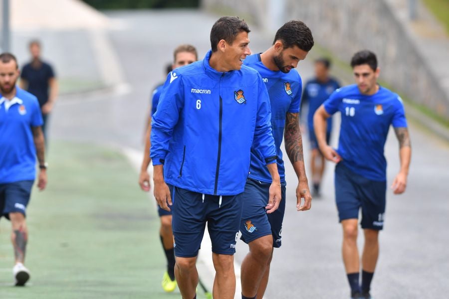 La plantilla de la Real, menos los lesionados y De La Bella, que está pendiente de solucionar su futuro, se ha entrenado en una sesión matutina en Zubieta.