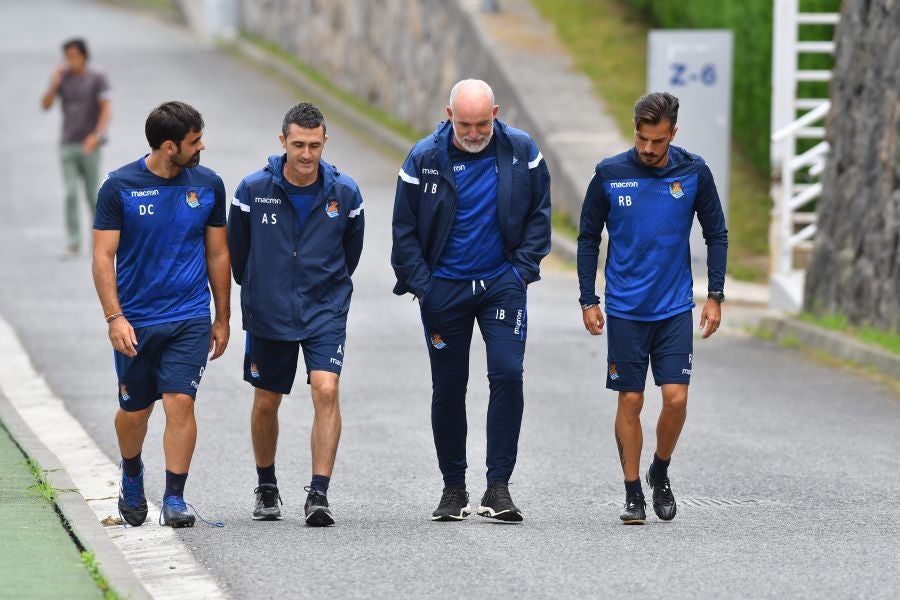 La plantilla de la Real, menos los lesionados y De La Bella, que está pendiente de solucionar su futuro, se ha entrenado en una sesión matutina en Zubieta.