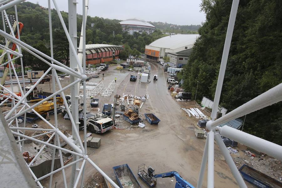 El sábado se instaló la primera plancha visible desde el exterior de uno de los elementos más espectaculares del nuevo Anoeta, la cubierta de EFTE que caracterizará al estadio, especialmente de noche cuando se iluminará de azul y le dará una imagen espectacular. 