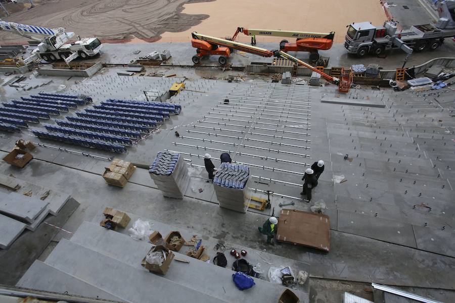 El sábado se instaló la primera plancha visible desde el exterior de uno de los elementos más espectaculares del nuevo Anoeta, la cubierta de EFTE que caracterizará al estadio, especialmente de noche cuando se iluminará de azul y le dará una imagen espectacular. 