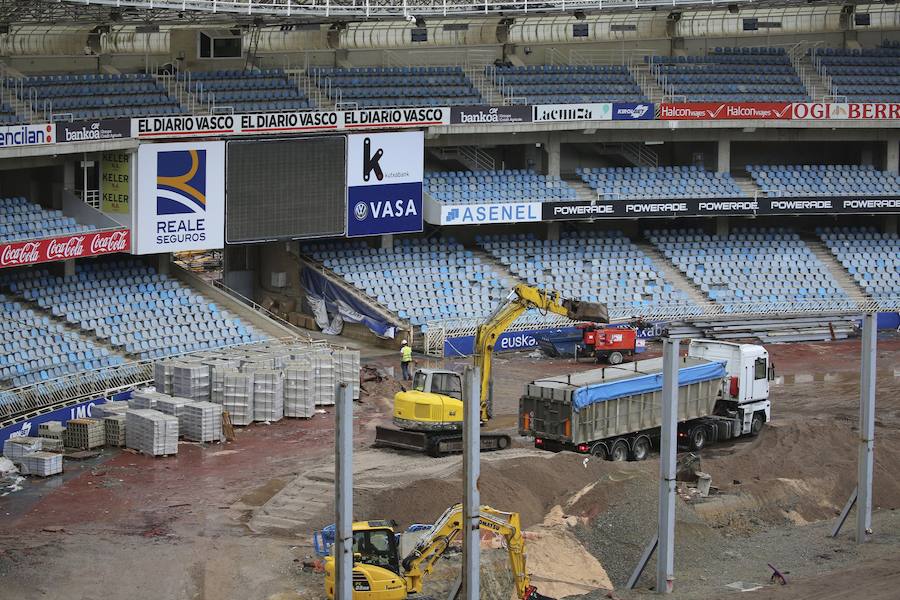 El sábado se instaló la primera plancha visible desde el exterior de uno de los elementos más espectaculares del nuevo Anoeta, la cubierta de EFTE que caracterizará al estadio, especialmente de noche cuando se iluminará de azul y le dará una imagen espectacular. 