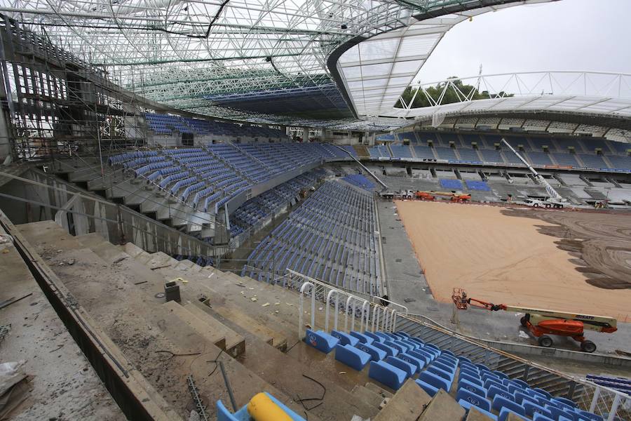 El sábado se instaló la primera plancha visible desde el exterior de uno de los elementos más espectaculares del nuevo Anoeta, la cubierta de EFTE que caracterizará al estadio, especialmente de noche cuando se iluminará de azul y le dará una imagen espectacular. 