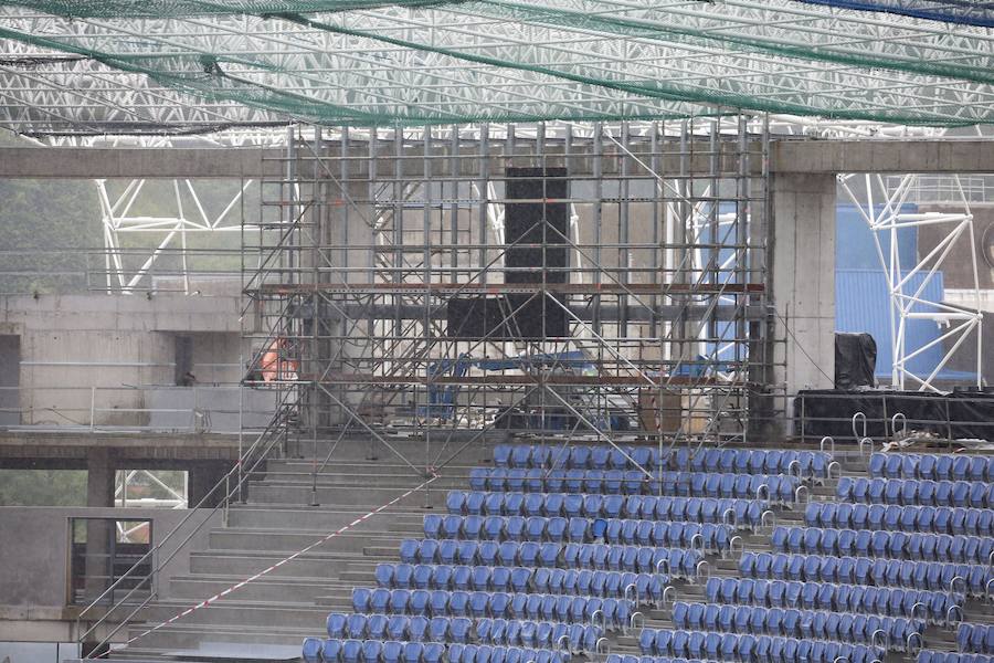 El sábado se instaló la primera plancha visible desde el exterior de uno de los elementos más espectaculares del nuevo Anoeta, la cubierta de EFTE que caracterizará al estadio, especialmente de noche cuando se iluminará de azul y le dará una imagen espectacular. 