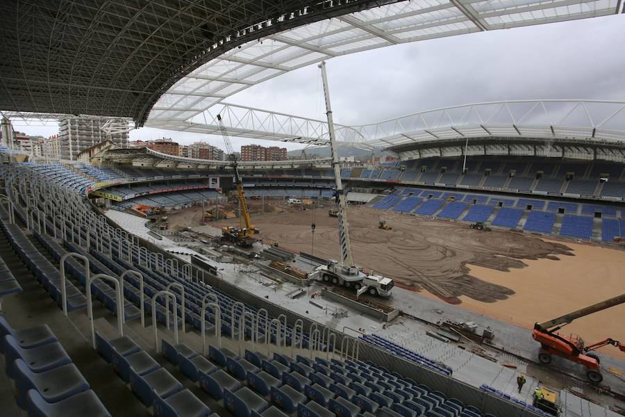 El sábado se instaló la primera plancha visible desde el exterior de uno de los elementos más espectaculares del nuevo Anoeta, la cubierta de EFTE que caracterizará al estadio, especialmente de noche cuando se iluminará de azul y le dará una imagen espectacular. 