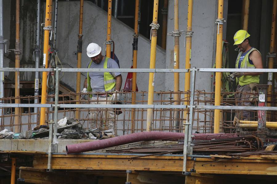 El sábado se instaló la primera plancha visible desde el exterior de uno de los elementos más espectaculares del nuevo Anoeta, la cubierta de EFTE que caracterizará al estadio, especialmente de noche cuando se iluminará de azul y le dará una imagen espectacular. 