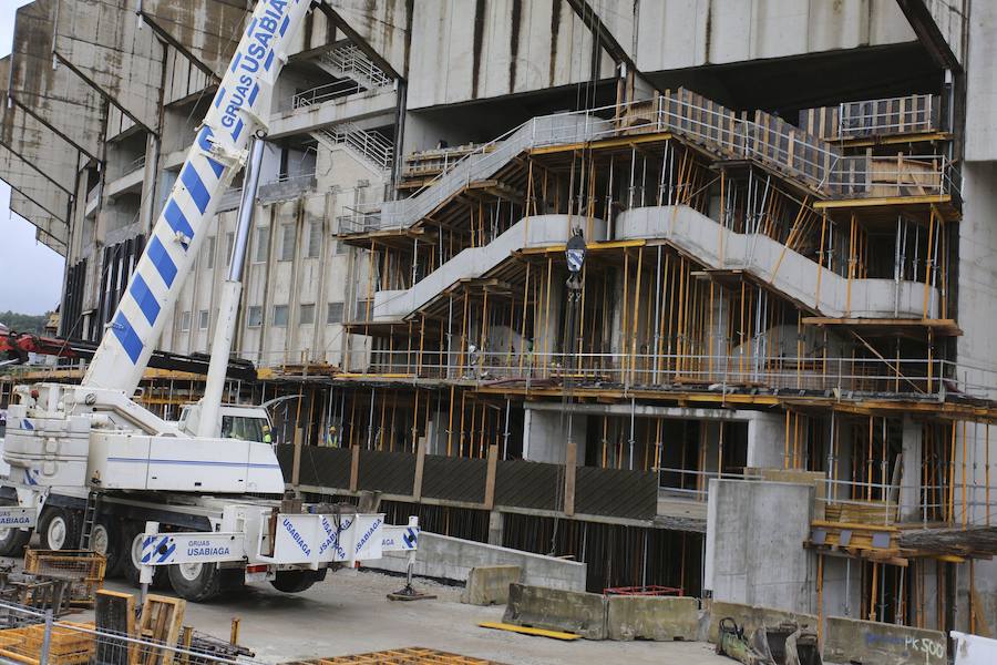 El sábado se instaló la primera plancha visible desde el exterior de uno de los elementos más espectaculares del nuevo Anoeta, la cubierta de EFTE que caracterizará al estadio, especialmente de noche cuando se iluminará de azul y le dará una imagen espectacular. 