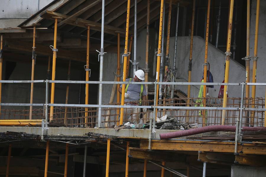 El sábado se instaló la primera plancha visible desde el exterior de uno de los elementos más espectaculares del nuevo Anoeta, la cubierta de EFTE que caracterizará al estadio, especialmente de noche cuando se iluminará de azul y le dará una imagen espectacular. 
