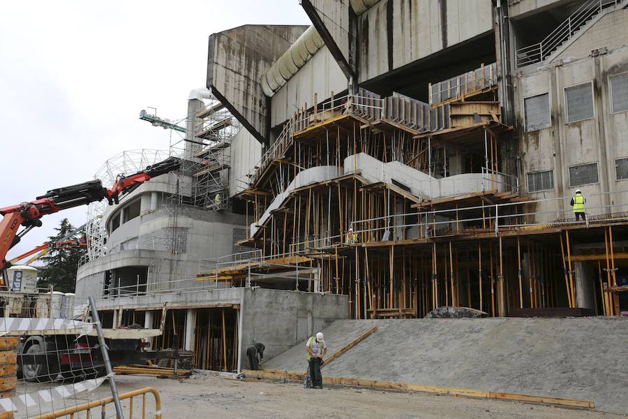 El sábado se instaló la primera plancha visible desde el exterior de uno de los elementos más espectaculares del nuevo Anoeta, la cubierta de EFTE que caracterizará al estadio, especialmente de noche cuando se iluminará de azul y le dará una imagen espectacular. 