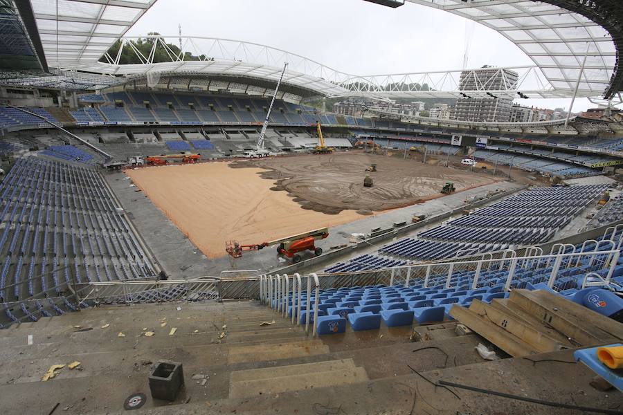 El sábado se instaló la primera plancha visible desde el exterior de uno de los elementos más espectaculares del nuevo Anoeta, la cubierta de EFTE que caracterizará al estadio, especialmente de noche cuando se iluminará de azul y le dará una imagen espectacular. 