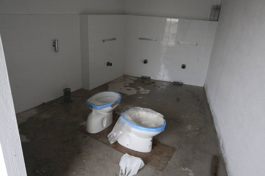 El sábado se instaló la primera plancha visible desde el exterior de uno de los elementos más espectaculares del nuevo Anoeta, la cubierta de EFTE que caracterizará al estadio, especialmente de noche cuando se iluminará de azul y le dará una imagen espectacular. 