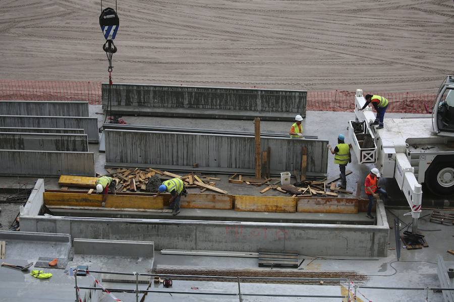El sábado se instaló la primera plancha visible desde el exterior de uno de los elementos más espectaculares del nuevo Anoeta, la cubierta de EFTE que caracterizará al estadio, especialmente de noche cuando se iluminará de azul y le dará una imagen espectacular. 