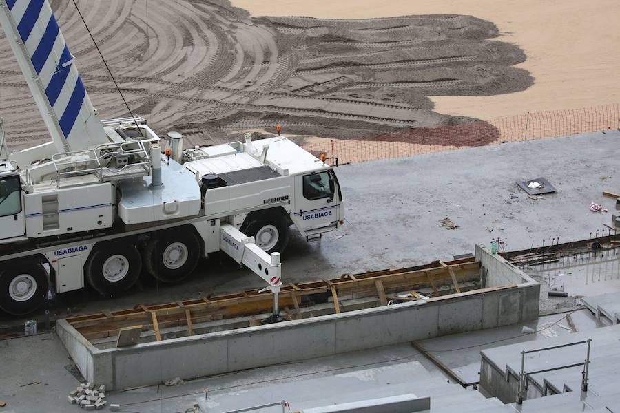 El sábado se instaló la primera plancha visible desde el exterior de uno de los elementos más espectaculares del nuevo Anoeta, la cubierta de EFTE que caracterizará al estadio, especialmente de noche cuando se iluminará de azul y le dará una imagen espectacular. 