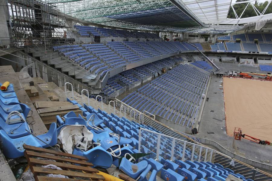 El sábado se instaló la primera plancha visible desde el exterior de uno de los elementos más espectaculares del nuevo Anoeta, la cubierta de EFTE que caracterizará al estadio, especialmente de noche cuando se iluminará de azul y le dará una imagen espectacular. 
