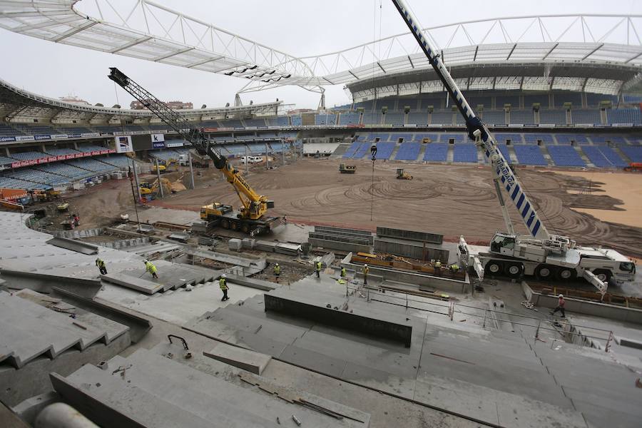 El sábado se instaló la primera plancha visible desde el exterior de uno de los elementos más espectaculares del nuevo Anoeta, la cubierta de EFTE que caracterizará al estadio, especialmente de noche cuando se iluminará de azul y le dará una imagen espectacular. 