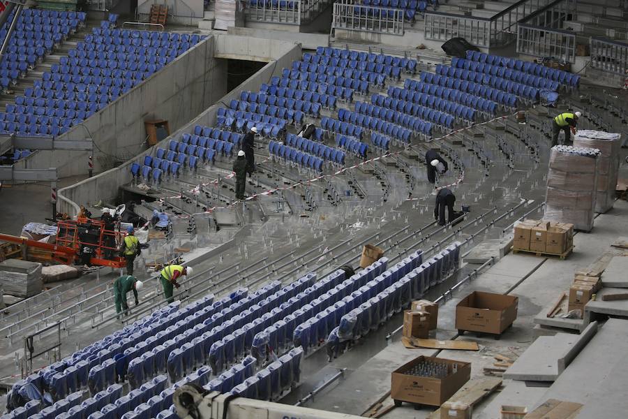 El sábado se instaló la primera plancha visible desde el exterior de uno de los elementos más espectaculares del nuevo Anoeta, la cubierta de EFTE que caracterizará al estadio, especialmente de noche cuando se iluminará de azul y le dará una imagen espectacular. 