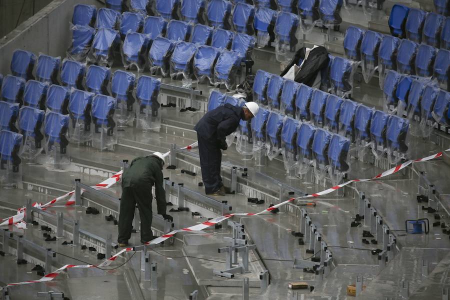 El sábado se instaló la primera plancha visible desde el exterior de uno de los elementos más espectaculares del nuevo Anoeta, la cubierta de EFTE que caracterizará al estadio, especialmente de noche cuando se iluminará de azul y le dará una imagen espectacular. 