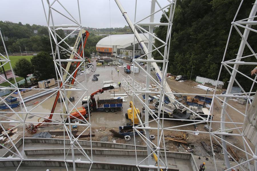 El sábado se instaló la primera plancha visible desde el exterior de uno de los elementos más espectaculares del nuevo Anoeta, la cubierta de EFTE que caracterizará al estadio, especialmente de noche cuando se iluminará de azul y le dará una imagen espectacular. 
