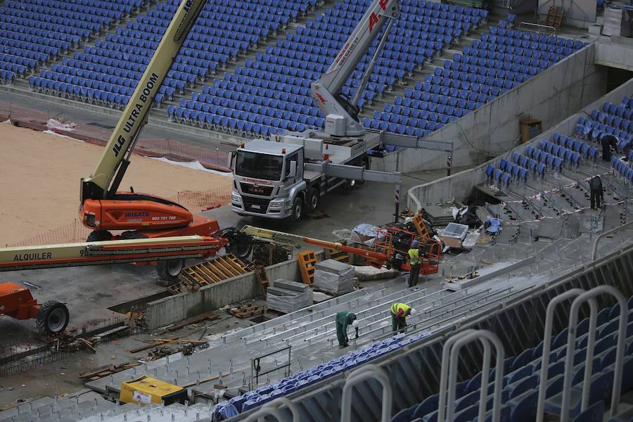 El sábado se instaló la primera plancha visible desde el exterior de uno de los elementos más espectaculares del nuevo Anoeta, la cubierta de EFTE que caracterizará al estadio, especialmente de noche cuando se iluminará de azul y le dará una imagen espectacular. 
