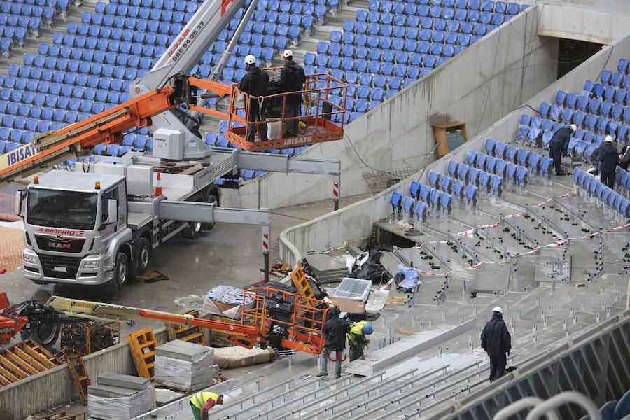 El sábado se instaló la primera plancha visible desde el exterior de uno de los elementos más espectaculares del nuevo Anoeta, la cubierta de EFTE que caracterizará al estadio, especialmente de noche cuando se iluminará de azul y le dará una imagen espectacular. 
