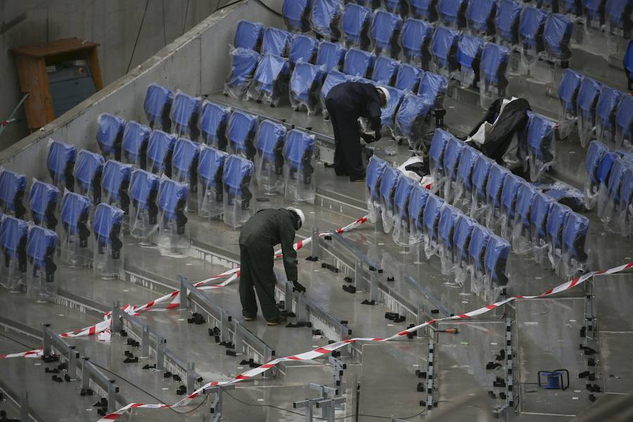 El sábado se instaló la primera plancha visible desde el exterior de uno de los elementos más espectaculares del nuevo Anoeta, la cubierta de EFTE que caracterizará al estadio, especialmente de noche cuando se iluminará de azul y le dará una imagen espectacular. 