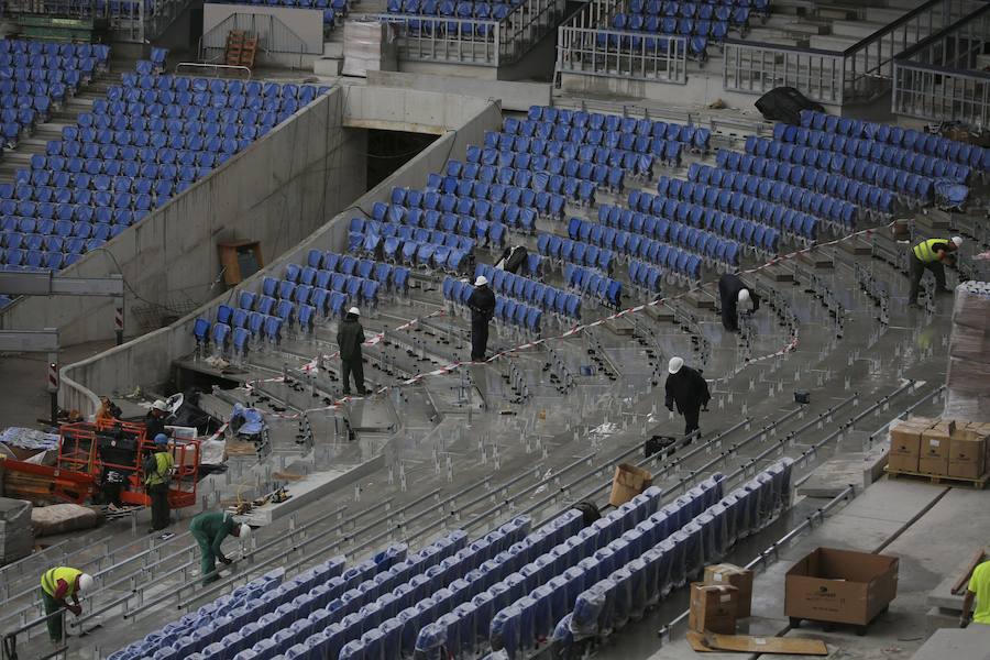 El sábado se instaló la primera plancha visible desde el exterior de uno de los elementos más espectaculares del nuevo Anoeta, la cubierta de EFTE que caracterizará al estadio, especialmente de noche cuando se iluminará de azul y le dará una imagen espectacular. 