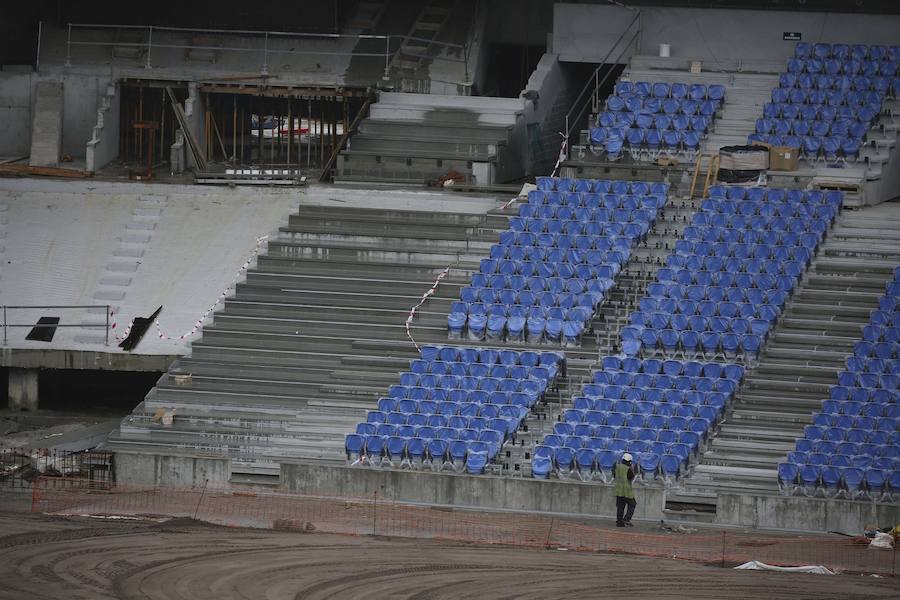 El sábado se instaló la primera plancha visible desde el exterior de uno de los elementos más espectaculares del nuevo Anoeta, la cubierta de EFTE que caracterizará al estadio, especialmente de noche cuando se iluminará de azul y le dará una imagen espectacular. 