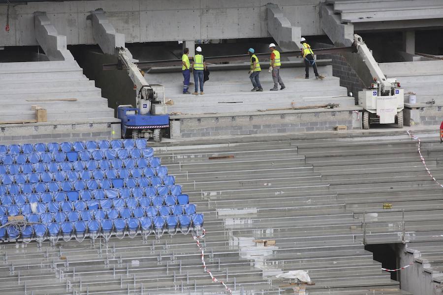 El sábado se instaló la primera plancha visible desde el exterior de uno de los elementos más espectaculares del nuevo Anoeta, la cubierta de EFTE que caracterizará al estadio, especialmente de noche cuando se iluminará de azul y le dará una imagen espectacular. 