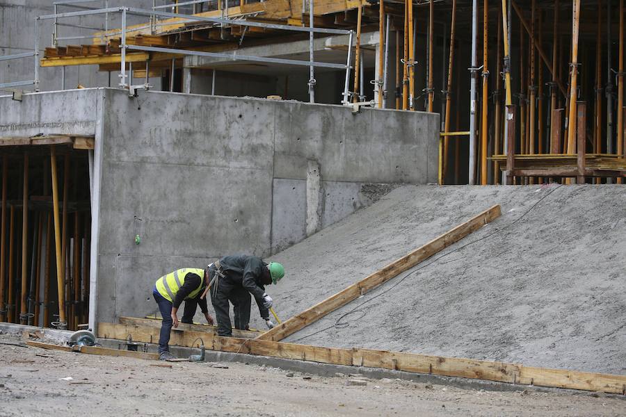 El sábado se instaló la primera plancha visible desde el exterior de uno de los elementos más espectaculares del nuevo Anoeta, la cubierta de EFTE que caracterizará al estadio, especialmente de noche cuando se iluminará de azul y le dará una imagen espectacular. 