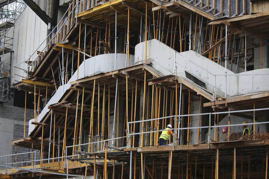 El sábado se instaló la primera plancha visible desde el exterior de uno de los elementos más espectaculares del nuevo Anoeta, la cubierta de EFTE que caracterizará al estadio, especialmente de noche cuando se iluminará de azul y le dará una imagen espectacular. 