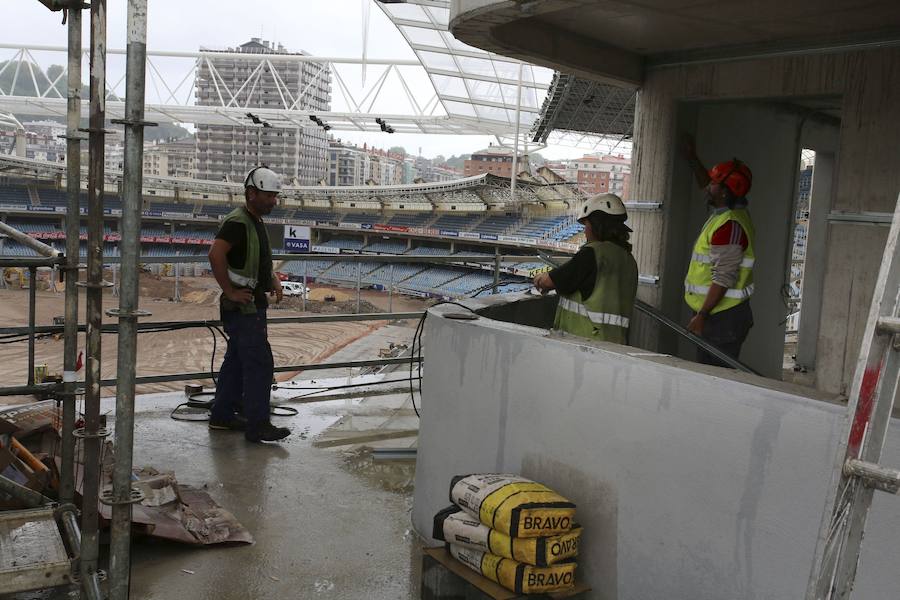 El sábado se instaló la primera plancha visible desde el exterior de uno de los elementos más espectaculares del nuevo Anoeta, la cubierta de EFTE que caracterizará al estadio, especialmente de noche cuando se iluminará de azul y le dará una imagen espectacular. 