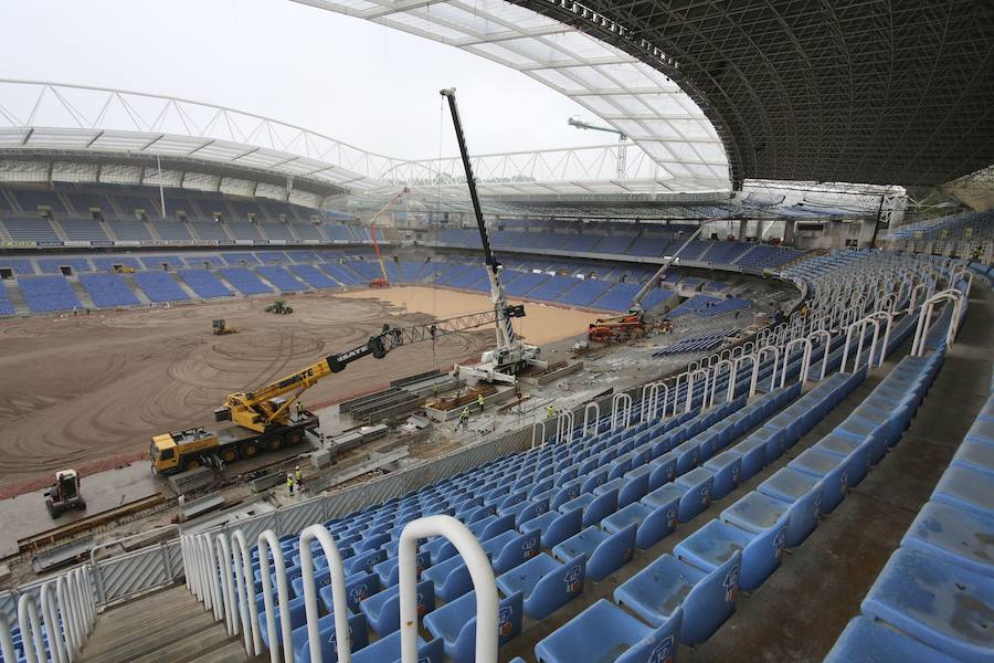 El sábado se instaló la primera plancha visible desde el exterior de uno de los elementos más espectaculares del nuevo Anoeta, la cubierta de EFTE que caracterizará al estadio, especialmente de noche cuando se iluminará de azul y le dará una imagen espectacular. 